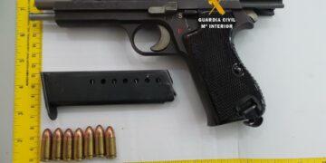 Detenido en Mijas tras hallar en la vivienda que okupaba un arma de fuego y droga