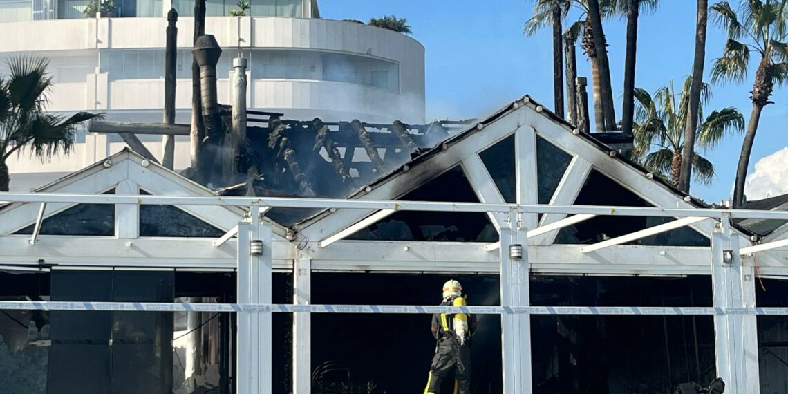 Un incendio calcina el popular chiringuito Bikini Beach de Estepona