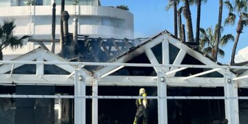 Un incendio calcina el popular chiringuito Bikini Beach de Estepona