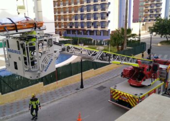 Bomberos de Fuengirola rescatan a una mujer con movilidad reducida atrapada en su vivienda