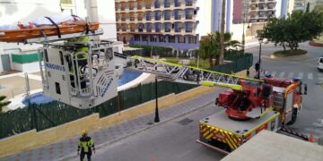 Bomberos de Fuengirola rescatan a una mujer con movilidad reducida atrapada en su vivienda