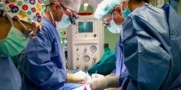 Realizan con éxito la primera operación en España para extirpar un tumor a un bebé en periodo de gestación