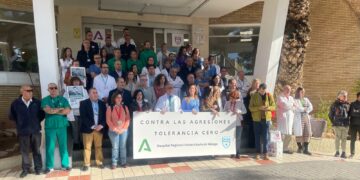 Los profesionales del Hospital Regional Universitario de Málaga se concentran en repulsa por agresiones al personal