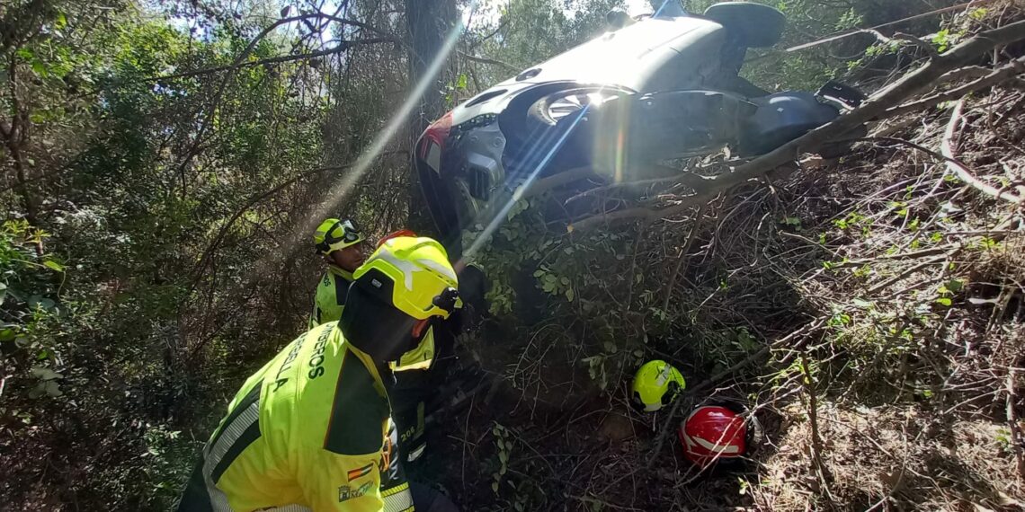 Bomberos rescatan en Marbella a un hombre que se salió de la carretera y se precipitó por un barranco de 70 metros