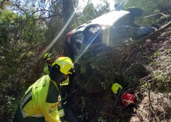 Bomberos rescatan en Marbella a un hombre que se salió de la carretera y se precipitó por un barranco de 70 metros