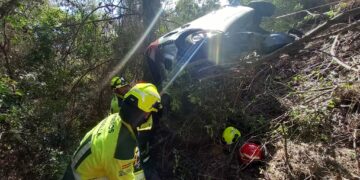 Bomberos rescatan en Marbella a un hombre que se salió de la carretera y se precipitó por un barranco de 70 metros