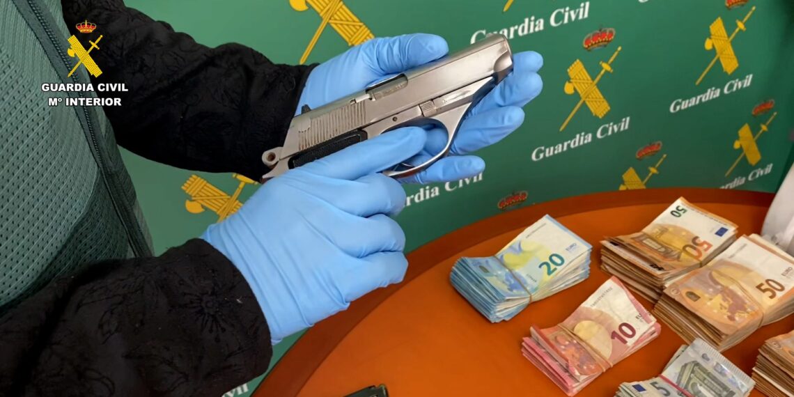 Detenidas tres personas acusadas de vender armas a organizaciones criminales