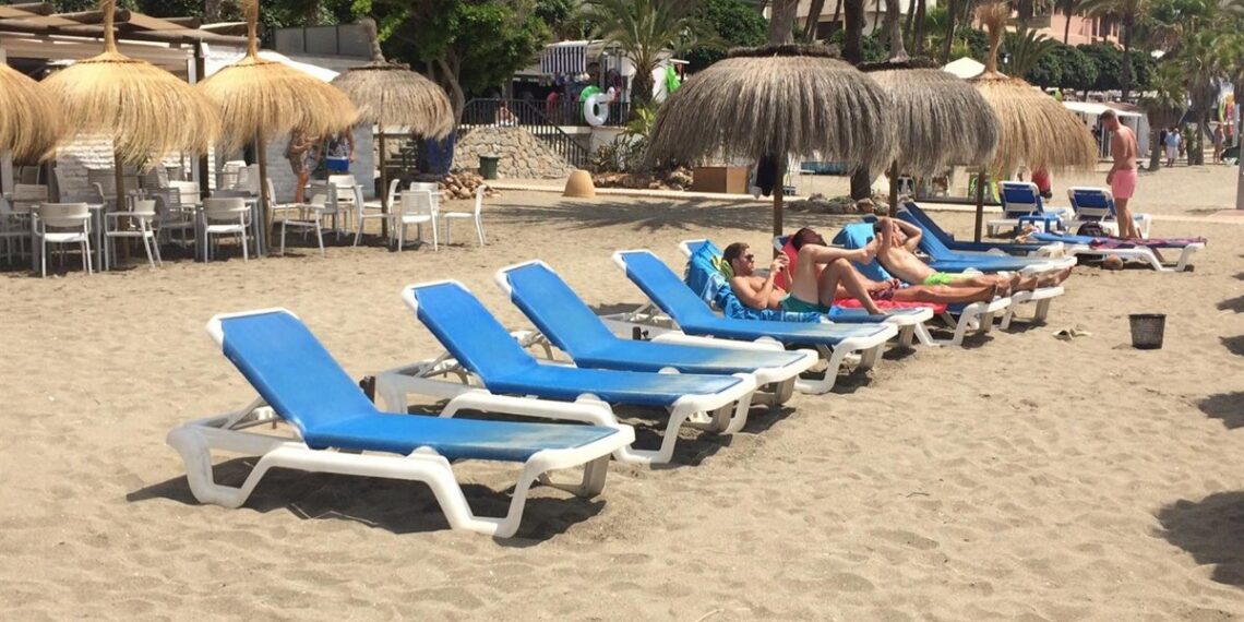 Marbella se compromete a recuperar 11.500 m2 de playas para uso público