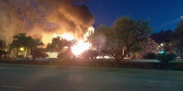 Un autobús sale ardiendo cerca de la zona del Pirulí, en Marbella