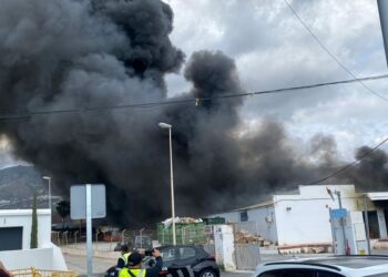 Incendio en una nave de La Loma de Mijas obliga a desalojar a varias viviendas de alrededor