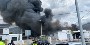 Incendio en una nave de La Loma de Mijas obliga a desalojar a varias viviendas de alrededor