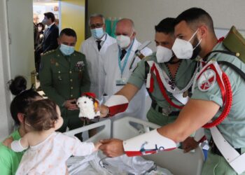 El Hospital Materno Infantil de Málaga recibe la visita de La Legión y la Congregación de Mena