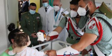 El Hospital Materno Infantil de Málaga recibe la visita de La Legión y la Congregación de Mena