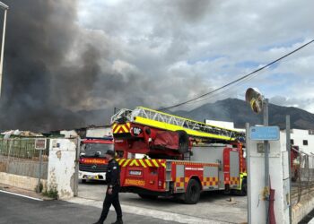 Controlado el incendio originado en una nave industrial de Mijas