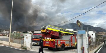Controlado el incendio originado en una nave industrial de Mijas