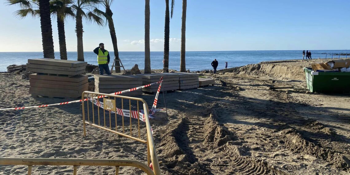 El Gobierno recuerda que ya está redactando un proyecto para estabilizar las playas de Mijas