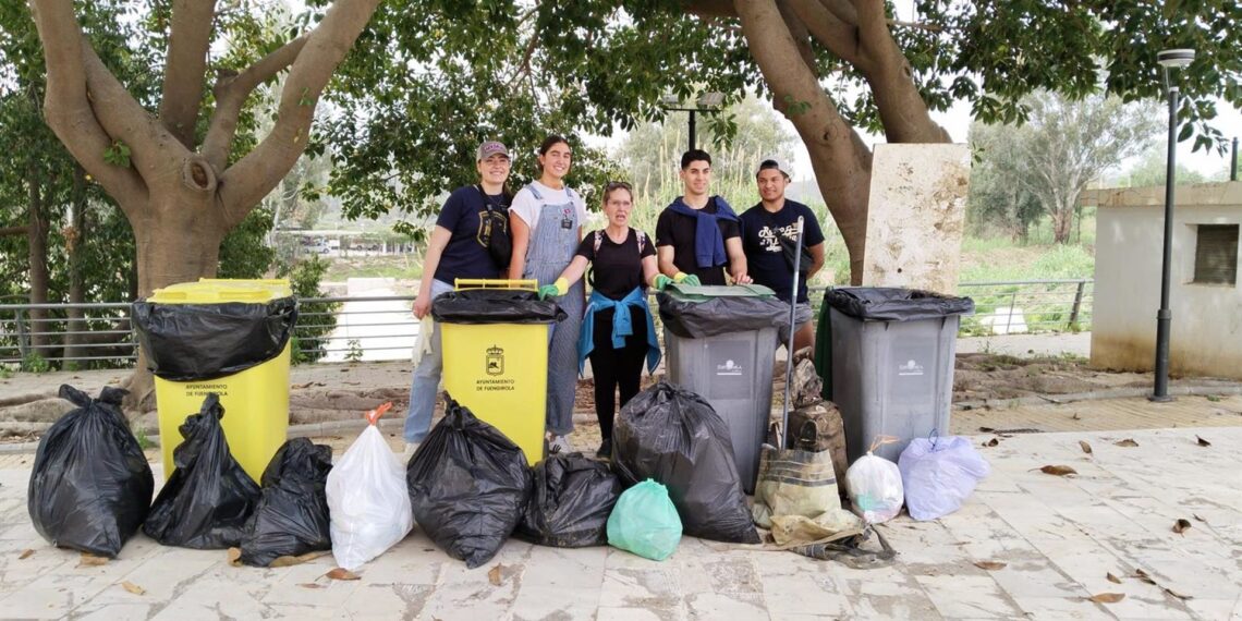 Pacma recoge más de 150 kilos de basura junto al río de Fuengirola