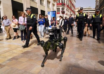 Un perro robot ayuda a la Policía Local en labores de patrulla por las calles de Málaga
