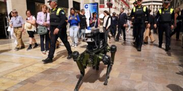 Un perro robot ayuda a la Policía Local en labores de patrulla por las calles de Málaga