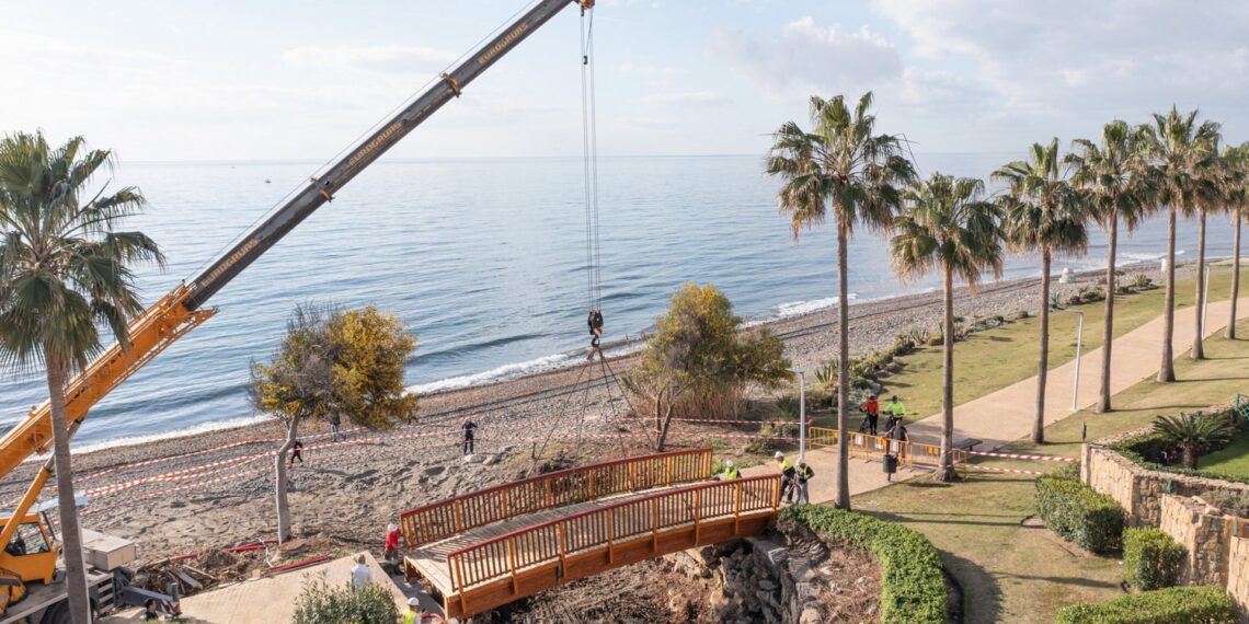 Estepona instala un nuevo puente en Bahía La Plata para mayor seguridad de los paseantes del corredor litoral