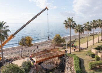 Estepona instala un nuevo puente en Bahía La Plata para mayor seguridad de los paseantes del corredor litoral