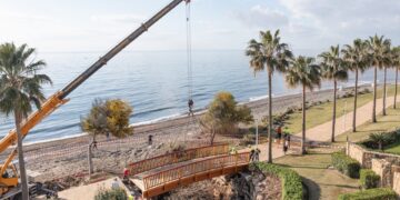 Estepona instala un nuevo puente en Bahía La Plata para mayor seguridad de los paseantes del corredor litoral