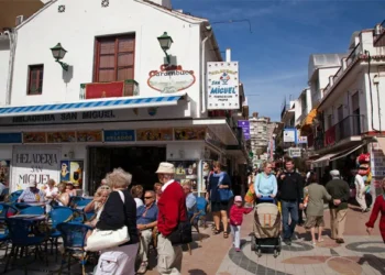 La Junta reunirá a ayuntamientos y empresarios para pactar una posible tasa turística