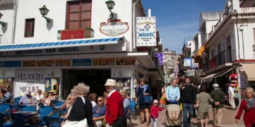 La Junta reunirá a ayuntamientos y empresarios para pactar una posible tasa turística