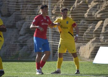 Victoria para el CD Estepona en el debut de Salva Ballesta