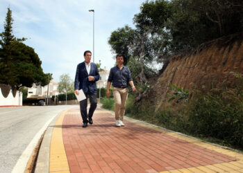 La avenida Alcudia de Las Chapas ya luce nuevo acerado e iluminación para mejorar la seguridad vial y la movilidad peatonal