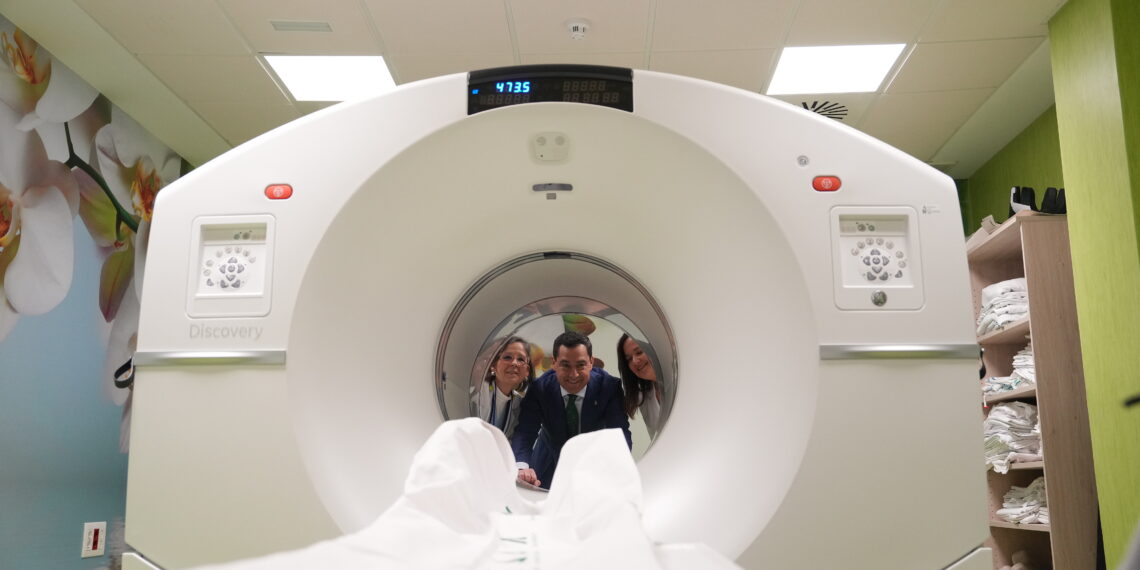 Moreno destaca una reducción en las listas de espera quirúrgica, de diciembre a marzo, de 5.000 pacientes