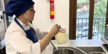 Lucía García, de la Escuela de Hostelería de Benahavís, disputa este martes por el Premio Le Cordon Bleu de Alta Cocina