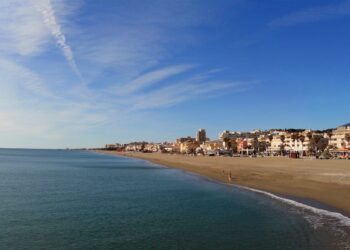 Dos adolescentes de 12 y 14 años salvan a tres turistas arrastrados por las olas en Torremolinos