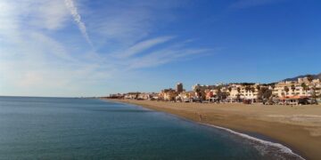Dos adolescentes de 12 y 14 años salvan a tres turistas arrastrados por las olas en Torremolinos