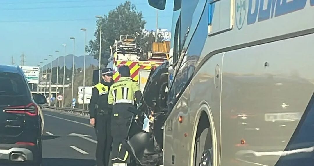 Un autobús embiste a un turismo en la A7 junto a la salida de Marbella