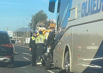 Un autobús embiste a un turismo en la A7 junto a la salida de Marbella