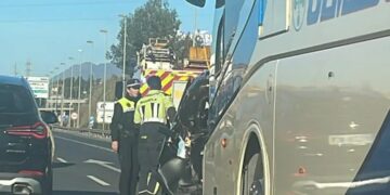 Un autobús embiste a un turismo en la A7 junto a la salida de Marbella