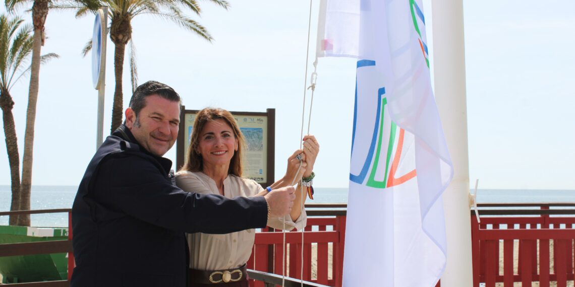 Mijas iza la Bandera Azul en su senda litoral