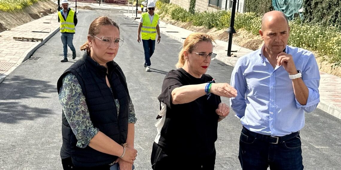Las obras de ampliación del acceso al Centro de Salud de Los Pacos por calle Los Vecinos afrontan su recta final