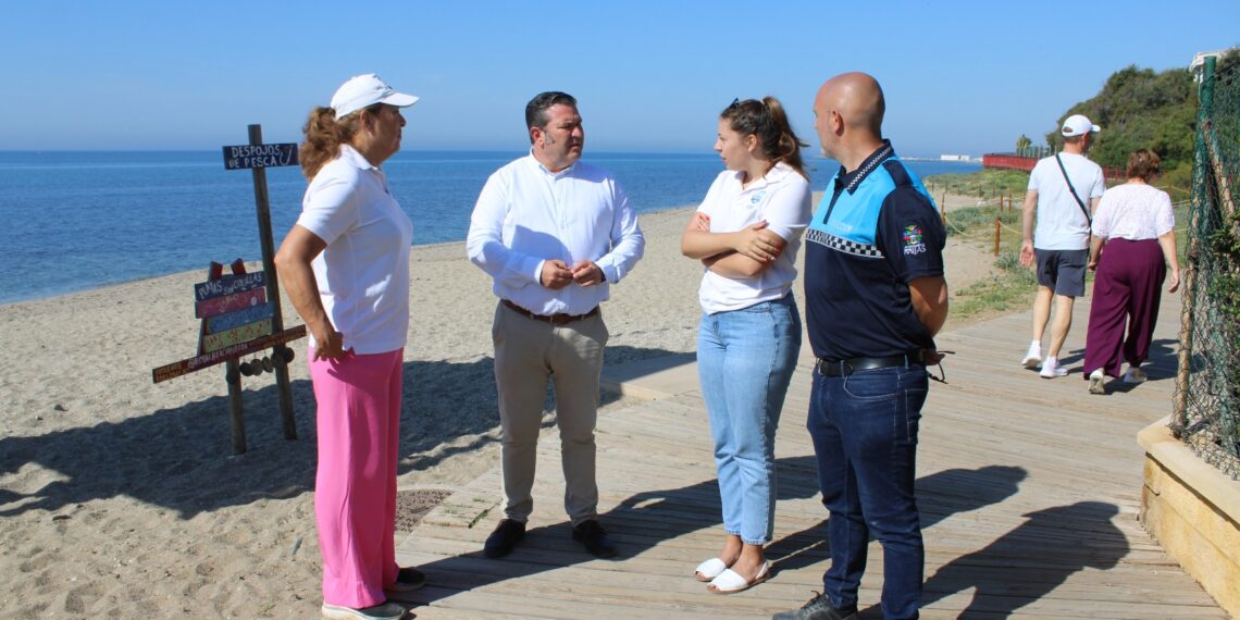 El colectivo MiMoana organiza una jornada de limpieza de playas en Mijas para conmemorar el Día de la Tierra