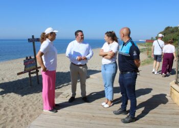 El colectivo MiMoana organiza una jornada de limpieza de playas en Mijas para conmemorar el Día de la Tierra