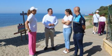 El colectivo MiMoana organiza una jornada de limpieza de playas en Mijas para conmemorar el Día de la Tierra
