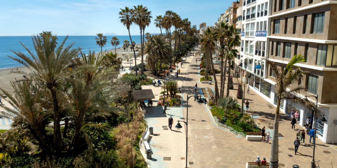 Estepona estrena uno de los mayores paseos marítimos de España tras la peatonalización de la antigua carretera N-340