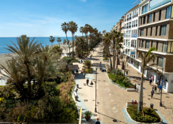 Estepona estrena uno de los mayores paseos marítimos de España tras la peatonalización de la antigua carretera N-340