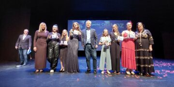 Las jóvenes cantantes Martina Pérez y Julia Fernández-Llébrez, ganadoras del ‘Estepona CREA’24’