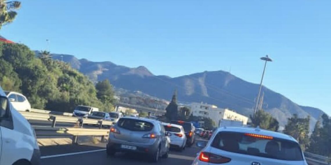 Un accidente en la A7 a la altura de Fuengirola provoca grandes retenciones