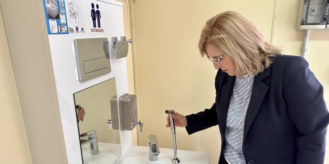 Fuengirola instala un aseo para personas ostomizadas en la playa de Las Gaviotas