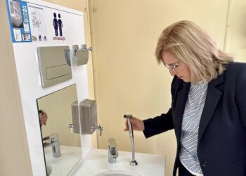 Fuengirola instala un aseo para personas ostomizadas en la playa de Las Gaviotas