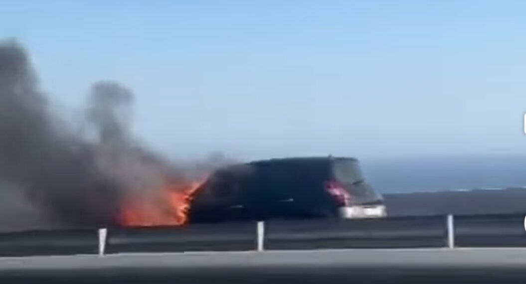 Un coche sale ardiendo en la AP-7 a su paso por Benalmádena