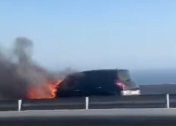 Un coche sale ardiendo en la AP-7 a su paso por Benalmádena